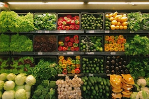 Supermarkt-Regal mit Obst und Gemüse