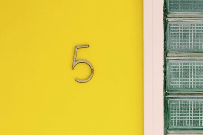 Ziffer 5 auf einer gelben Haustür