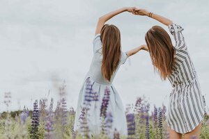 Zwei tanzende Mädchen im Sommer