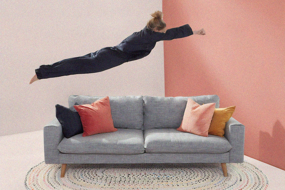 Frau springt auf Couch