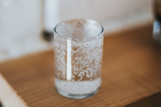 Kleines Glas mit Mineralwasser