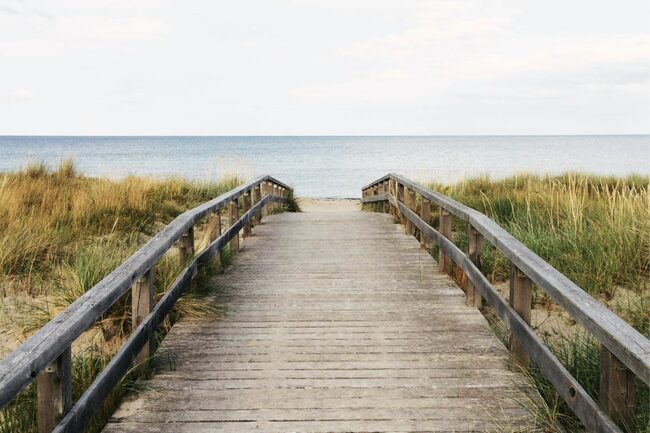 Holzbrücke zum Sandstrand