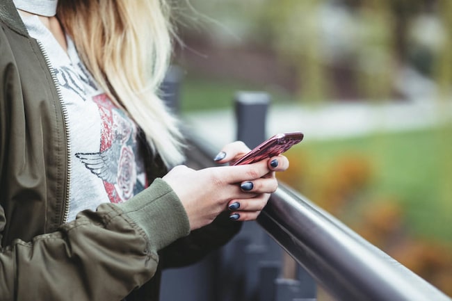 Frau schaut auf ihr Handy