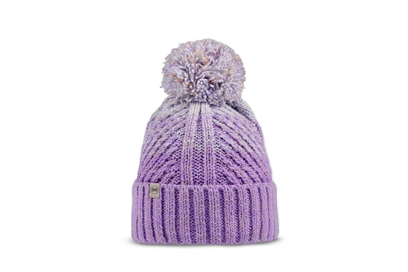 Die wärmende Beanie mit Bommel in der Farbe Grape Ice von der spanischen Marke BUFF®.