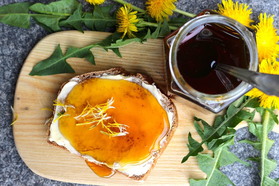 Honigbrot mit Löwenzahnblüten