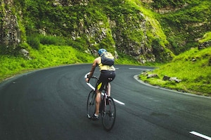 Radfahrer im Grünen