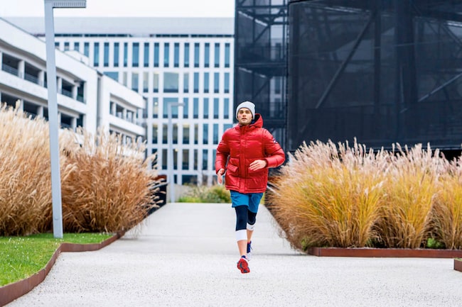 Mann joggt durch eine Wohnsiedlung