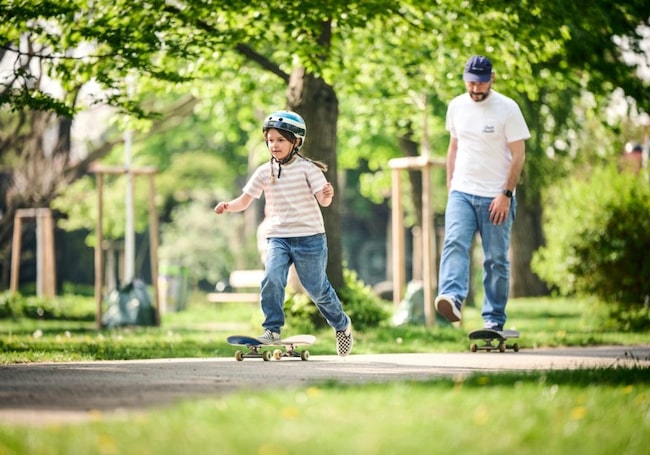 Skateboardfahrer: Vater und Tochter