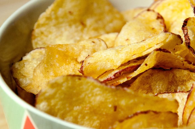 Kartoffelchips in einer Schüssel