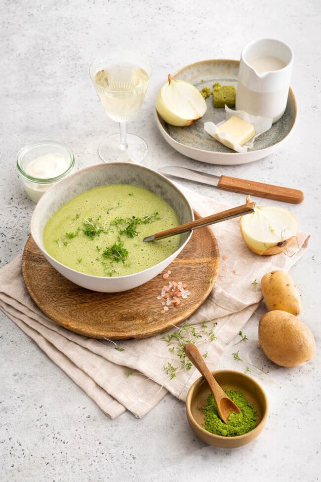 Kresseschaumsuppe mit Matchapulver