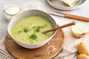 Kresseschaumsuppe mit Matchapulver