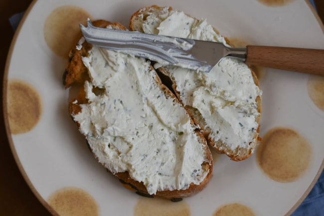 Frischkäse auf Brot