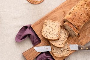 Brot auf einem Holzbrett