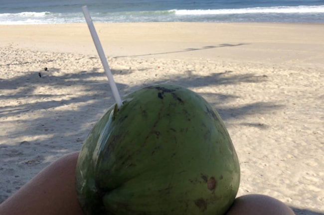 Kokosnuss Drink am Strand