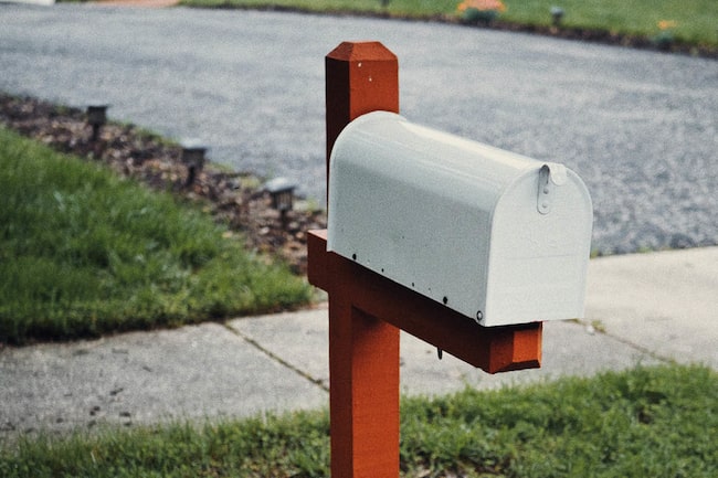 Amerikanischer weißer Briefkasten
