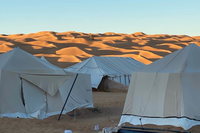 Große weiße Zelte in der Wüste