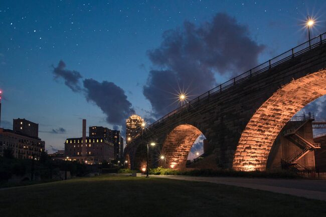 Brücke bei Nacht