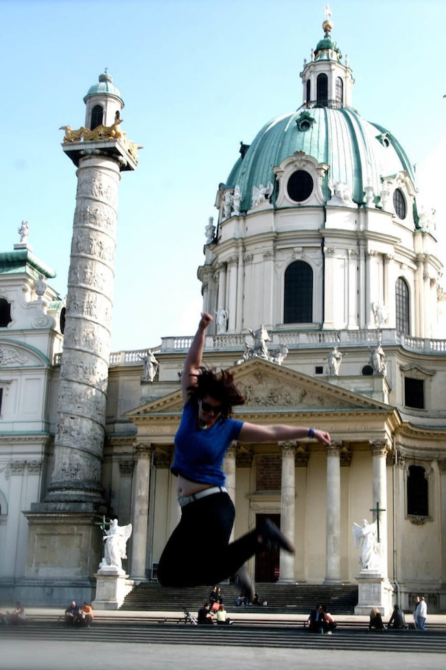 Frau springt vor Karlskirche in Wien in die Luft