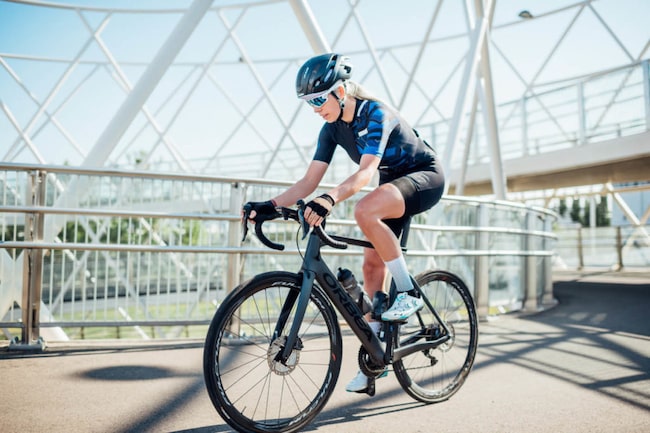 Frau auf einem Rennrad