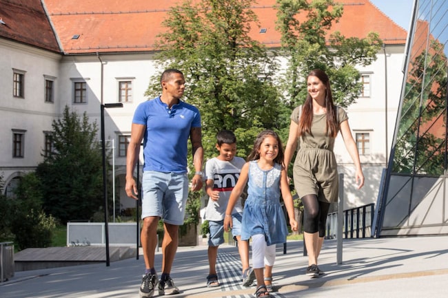 Familienspaziergang in der Stadt