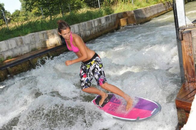 Almkanalwelle Surfen in der Stadt Salzburg