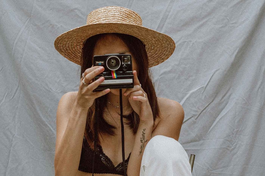 Fotografierende Frau mit Hut