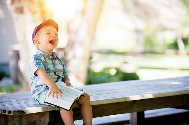 carpe diem Sprüche kleiner Junge lacht Bub boy