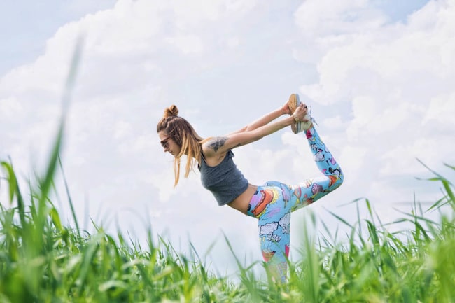 Frau macht Yoga im Freien