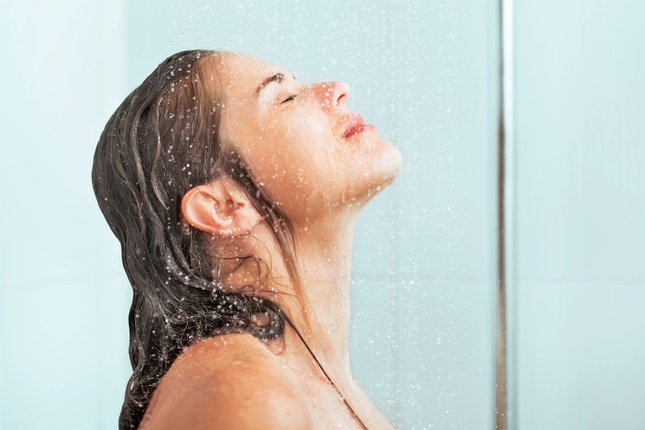 Wie oft soll man duschen: Frau unter der Dusche