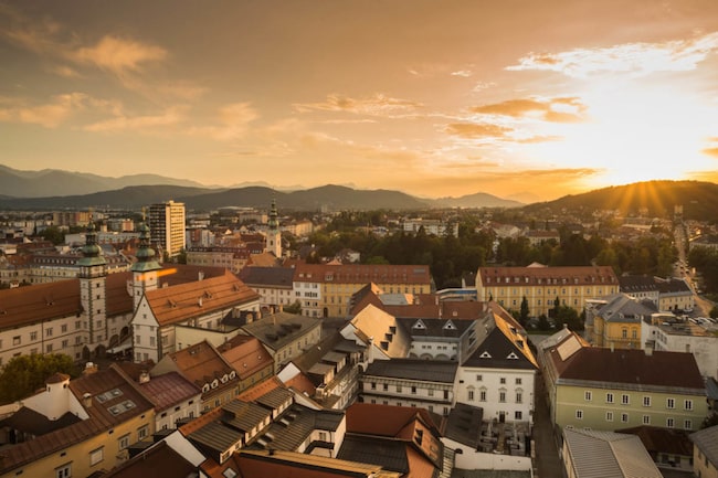 Blick über die Dächer von Klagenfurt bei Abenddämmerung