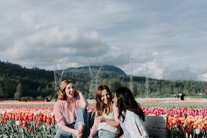 3 Mädchen lachen über einen Witz