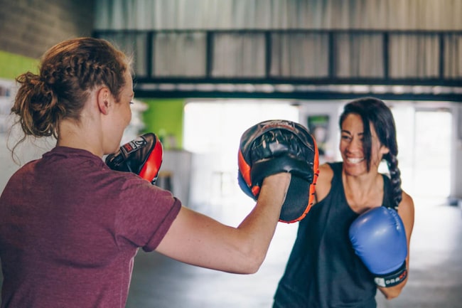 Frauen die Kickboxen