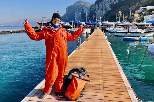 Segeln lernen Frau auf einem Steg in einem Hafen