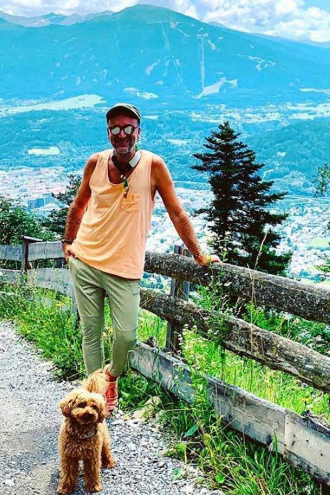 Mann mit Hund in den Bergen