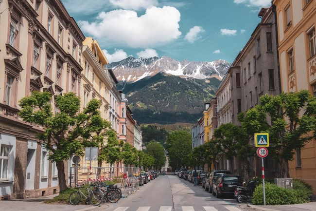 Sightseeing in Innsbruck: Häuserzeile mit Blick auf einen Berg