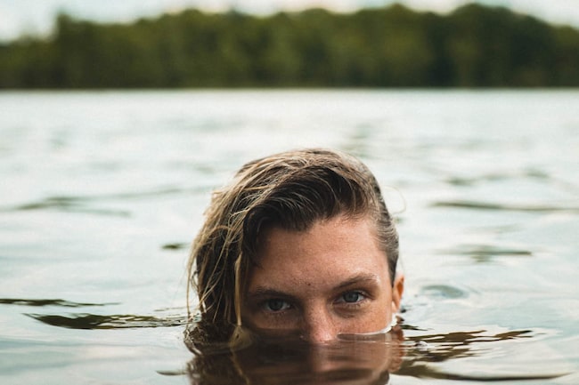 Badesee: Mann taucht bis zur Nase in das Wasser ein