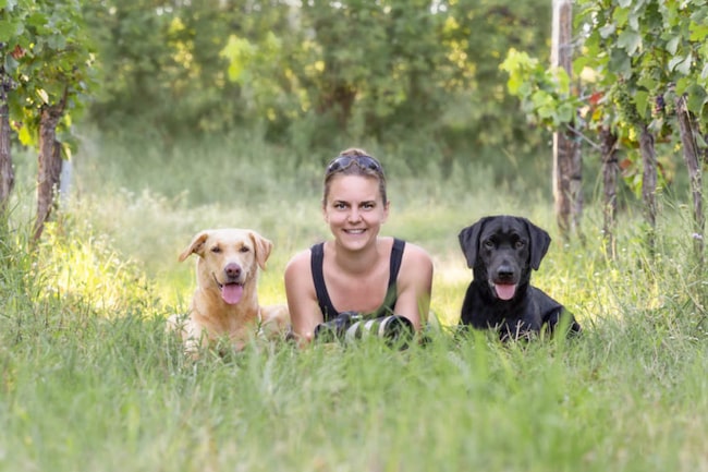 Kuratorin Elisabeth Cichon mit ihren Hunden