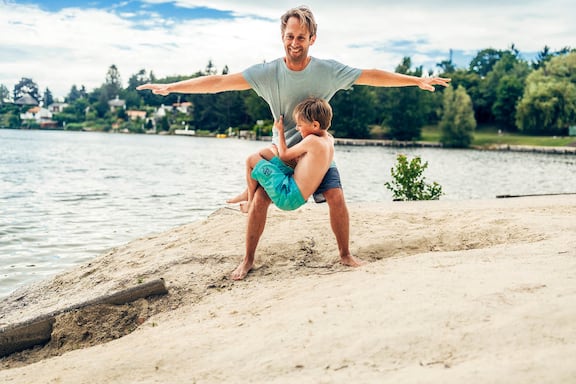 Klettermast: Junge klettert um seinen Vater