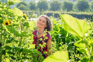 Andrea Vaz König steht in einem grünen Feld