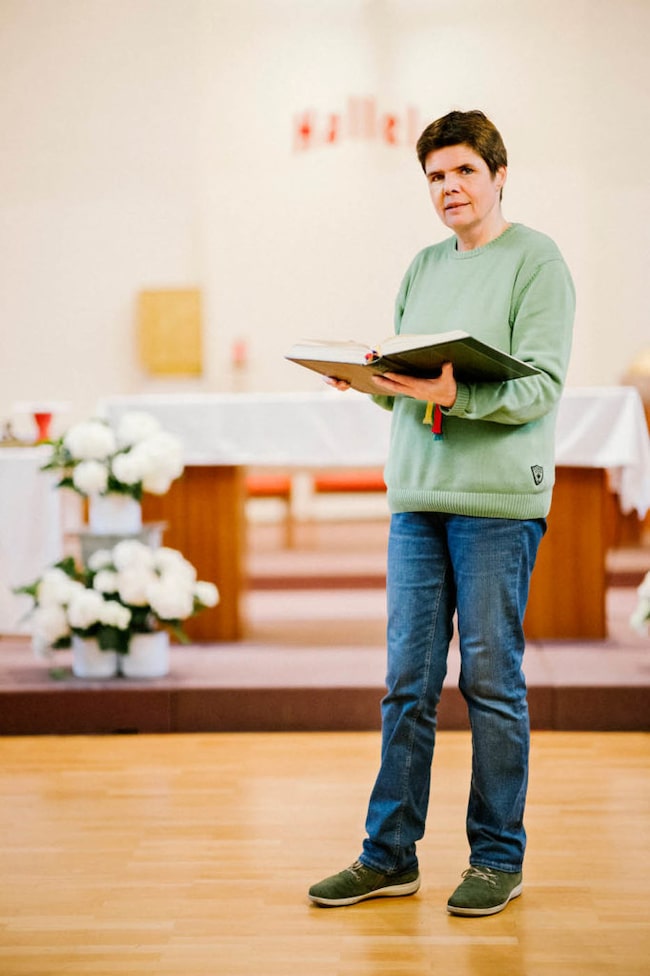 Frau in der Kirche