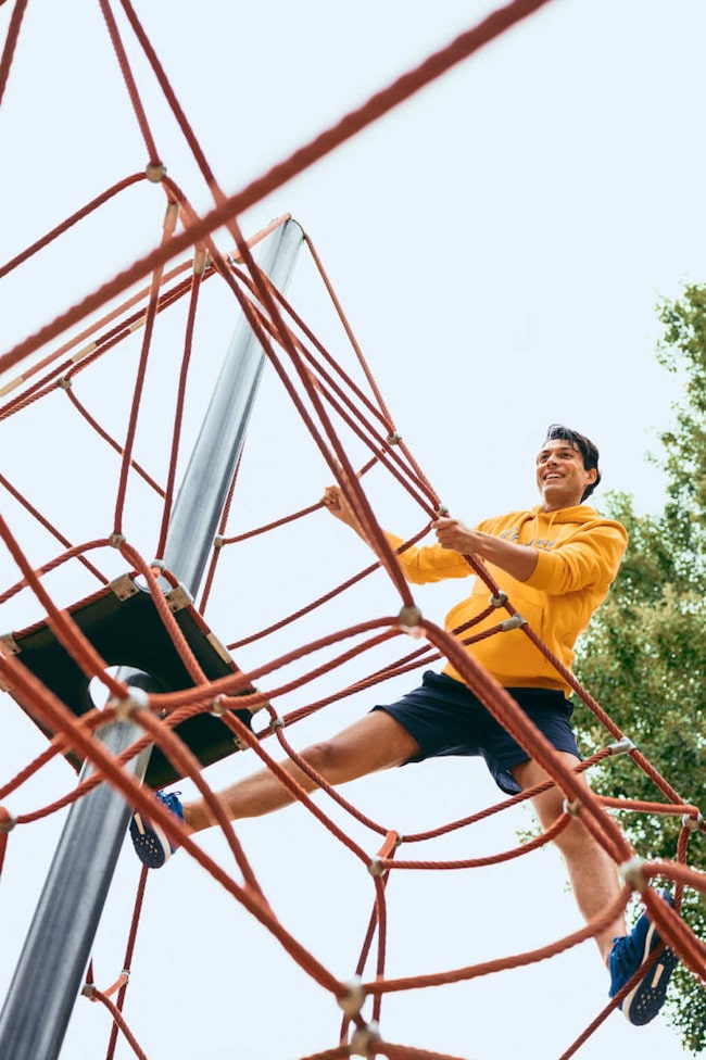 Outdoor Training: Ein Mann steht am Klettergerüst