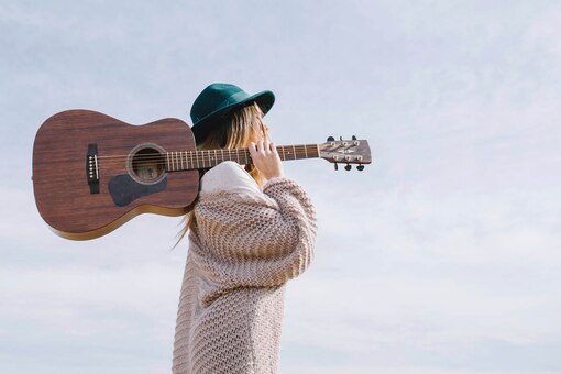 Frau mit Gitarre über der Schulter