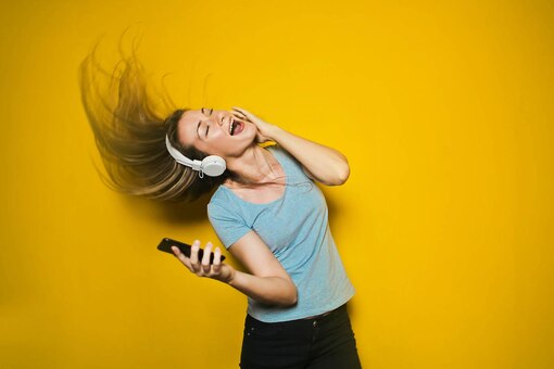 Singende Frau hat Spaß, jeder kann singen