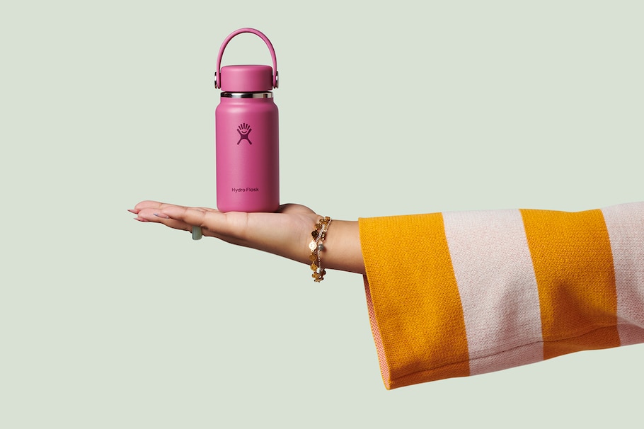 Eine Hand präsentiert die pinke Hydro Flask Micro Bottle – minimalistisches Design, stilvoller Begleiter für achtsame Alltagsmomente.