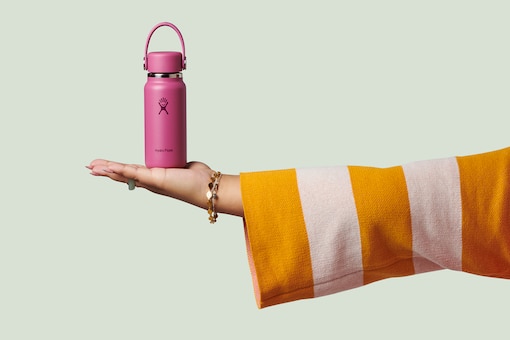 Eine Hand präsentiert die pinke Hydro Flask Micro Bottle – minimalistisches Design, stilvoller Begleiter für achtsame Alltagsmomente.
