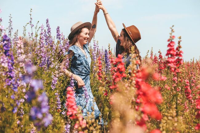 Frauen tanzen in einer Blumenwiese