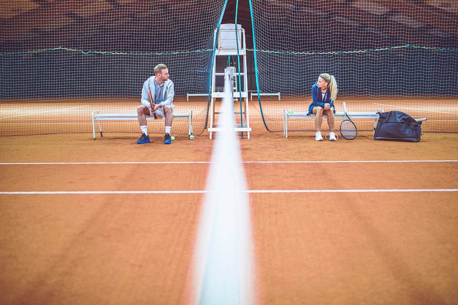 Liebespaar am Tenniscourt