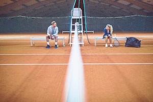 Liebespaar am Tenniscourt