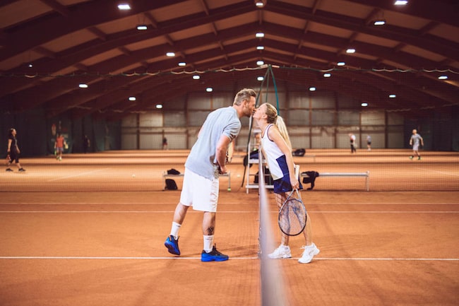 Tennispaar am Tennisnetz