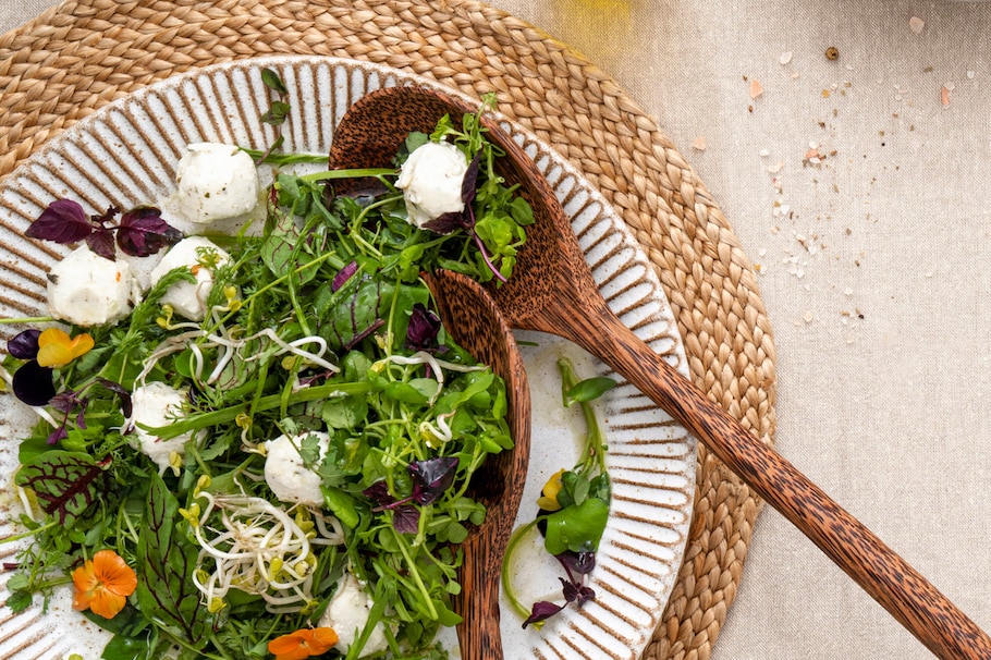 Wildkräutersalat mit Ziegenkäseböllchen